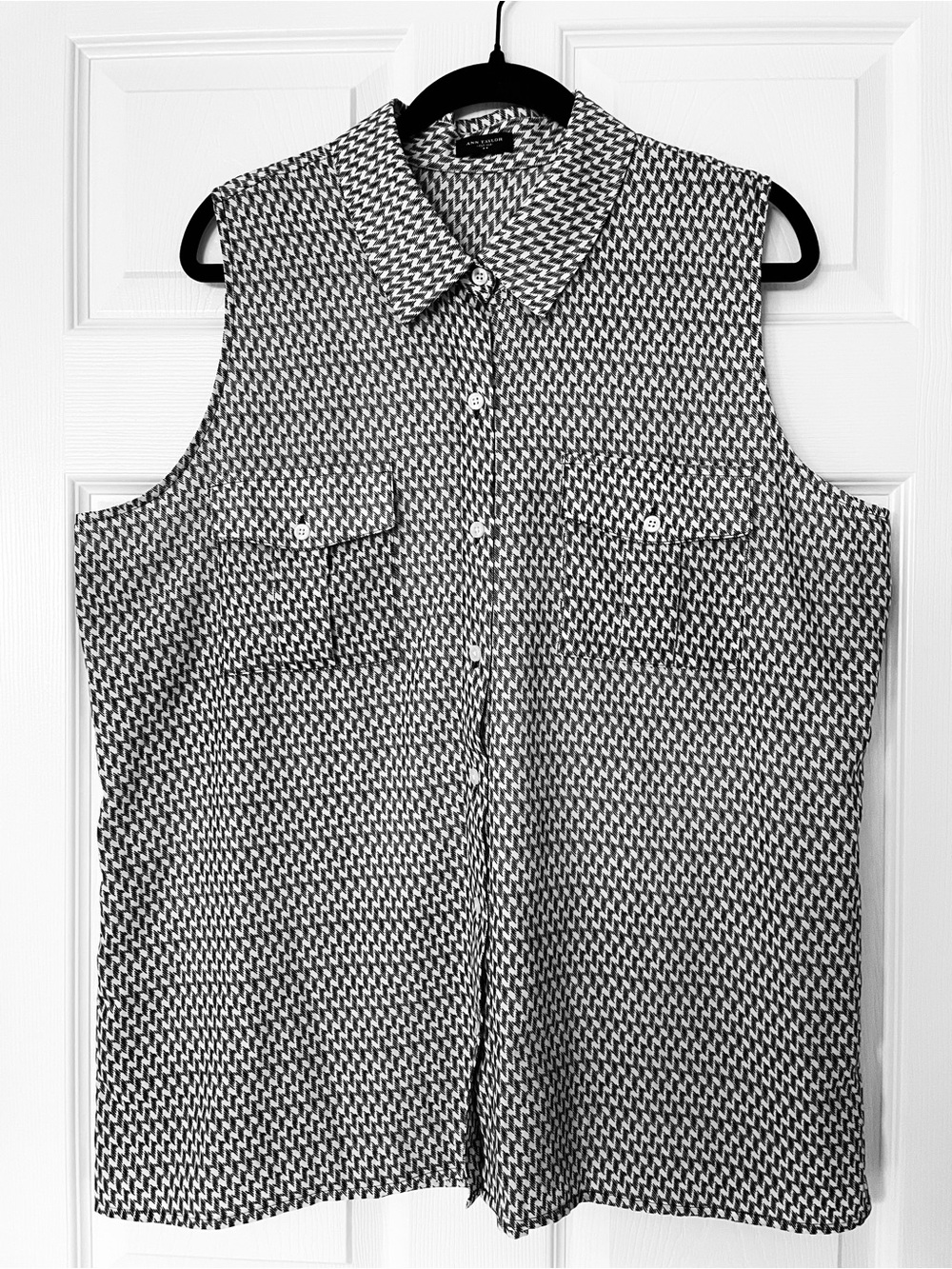 EUC Ann Taylor Sleeveless Button Front Blouse Black White Zigzag Print 2 Pockets